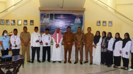 Bupati Rote Ndao Paulus Henuk, SH, Sekretaris Dearah Drs. Jonas M. Selly, MM dan para Asissten, Kepala Kantor Kemenag Kabupaten Rote Ndao bersama Jemaah Haji dan keluarga | Foto: Bidkom_DKISP Rote Ndao