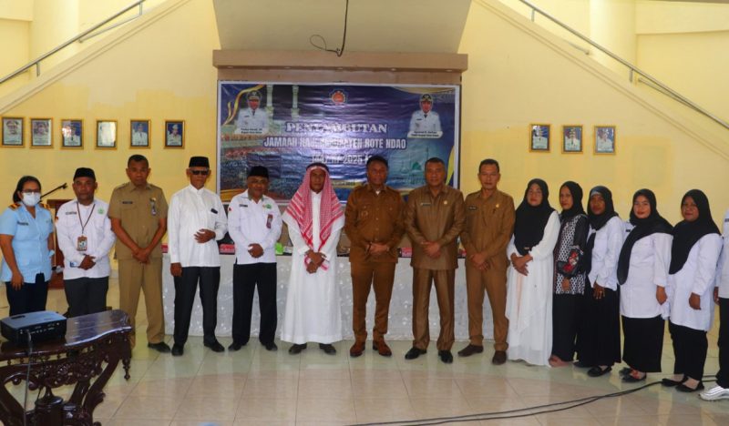 Bupati Rote Ndao Paulus Henuk, SH, Sekretaris Dearah Drs. Jonas M. Selly, MM dan para Asissten, Kepala Kantor Kemenag Kabupaten Rote Ndao bersama Jemaah Haji dan keluarga | Foto: Bidkom_DKISP Rote Ndao