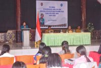 Bunda PAUD Kabupaten Rote Ndao Ny. Yanne Henuk-Pellokila membuka Kegiatan Pelatihan Pengembangan Anak Usia Dini Holistik Integratif bagi Pendidik PAUD Kabupaten Rote Ndao, Senin (15/09/2025) | Foto: Bidkom_DKISP Rote Ndao