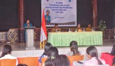 Bunda PAUD Kabupaten Rote Ndao Ny. Yanne Henuk-Pellokila membuka Kegiatan Pelatihan Pengembangan Anak Usia Dini Holistik Integratif bagi Pendidik PAUD Kabupaten Rote Ndao, Senin (15/09/2025) | Foto: Bidkom_DKISP Rote Ndao