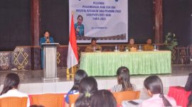 Bunda PAUD Kabupaten Rote Ndao Ny. Yanne Henuk-Pellokila membuka Kegiatan Pelatihan Pengembangan Anak Usia Dini Holistik Integratif bagi Pendidik PAUD Kabupaten Rote Ndao, Senin (15/09/2025) | Foto: Bidkom_DKISP Rote Ndao