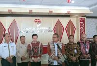Gubernur NTT, Emanuel Melkiades Laka Lena selaku Pemegang Saham Pengndali dan para pemegang saham dan Direksi Bank NTT ketika RUPS LB di Kantor Gubernur NTT, Kamis (4/9/2025). Foto: Edy Naga