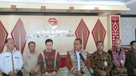Gubernur NTT, Emanuel Melkiades Laka Lena selaku Pemegang Saham Pengndali dan para pemegang saham dan Direksi Bank NTT ketika RUPS LB di Kantor Gubernur NTT, Kamis (4/9/2025). Foto: Edy Naga