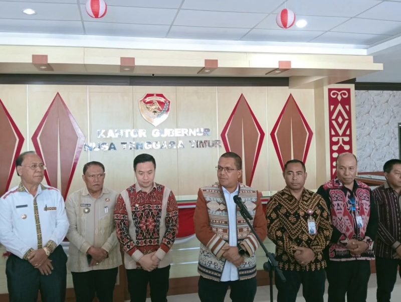 Gubernur NTT, Emanuel Melkiades Laka Lena selaku Pemegang Saham Pengndali dan para pemegang saham dan Direksi Bank NTT ketika RUPS LB di Kantor Gubernur NTT, Kamis (4/9/2025). Foto: Edy Naga