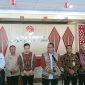 Gubernur NTT, Emanuel Melkiades Laka Lena selaku Pemegang Saham Pengndali dan para pemegang saham dan Direksi Bank NTT ketika RUPS LB di Kantor Gubernur NTT, Kamis (4/9/2025). Foto: Edy Naga