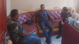 Anggota DPRD Kabupaten Rote Ndao, Meksi Mooy, berdiskusi bersama Kepala Sekolah dan salah satu guru di SMPN 2 Rote Barat Daya terkait perkembangan pendidikan di sekolah tersebut | Foto: istimewa