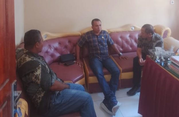Anggota DPRD Kabupaten Rote Ndao, Meksi Mooy, berdiskusi bersama Kepala Sekolah dan salah satu guru di SMPN 2 Rote Barat Daya terkait perkembangan pendidikan di sekolah tersebut | Foto: istimewa