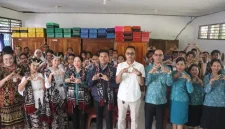 Foto Bersama Ketua TP PKK dengan Kepala Dinas P3AP2KB bersama seluruh peserta Sosialisasi | Foto: dok. DKSIP rote ndao