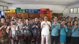 Foto Bersama Ketua TP PKK dengan Kepala Dinas P3AP2KB bersama seluruh peserta Sosialisasi | Foto: dok. DKSIP rote ndao