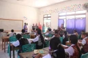 Ketua TP PKK Kabupaten Rote Ndao melakukan kunjungan di ruang kelas dan menyapa guru dan siswa | Foto: DKSIP rote ndao