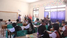 Ketua TP PKK Kabupaten Rote Ndao melakukan kunjungan di ruang kelas dan menyapa guru dan siswa | Foto: DKSIP rote ndao