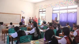 Ketua TP PKK Kabupaten Rote Ndao melakukan kunjungan di ruang kelas dan menyapa guru dan siswa | Foto: DKSIP rote ndao