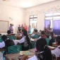 Ketua TP PKK Kabupaten Rote Ndao melakukan kunjungan di ruang kelas dan menyapa guru dan siswa | Foto: DKSIP rote ndao