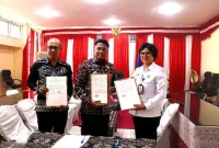 Bupati Rote Ndao, Paulus Henuk, SH (tengah), bersama Kepala BKAD Rote Ndao, Daniel Nalle, S.Pt (kiri), dan Kepala Bapas Kelas II Kupang, Maria Magdalena Nahak, S.Sos (kanan), berpose usai menandatangani Perjanjian Kerja Sama tentang Pelaksanaan Pidana Kerja Sosial dan Pidana Pelayanan Masyarakat | Foto/dkisp_rotendao