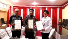 Bupati Rote Ndao, Paulus Henuk, SH (tengah), bersama Kepala BKAD Rote Ndao, Daniel Nalle, S.Pt (kiri), dan Kepala Bapas Kelas II Kupang, Maria Magdalena Nahak, S.Sos (kanan), berpose usai menandatangani Perjanjian Kerja Sama tentang Pelaksanaan Pidana Kerja Sosial dan Pidana Pelayanan Masyarakat | Foto/dkisp_rotendao
