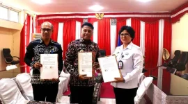 Bupati Rote Ndao, Paulus Henuk, SH (tengah), bersama Kepala BKAD Rote Ndao, Daniel Nalle, S.Pt (kiri), dan Kepala Bapas Kelas II Kupang, Maria Magdalena Nahak, S.Sos (kanan), berpose usai menandatangani Perjanjian Kerja Sama tentang Pelaksanaan Pidana Kerja Sosial dan Pidana Pelayanan Masyarakat | Foto/dkisp_rotendao