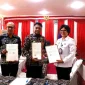 Bupati Rote Ndao, Paulus Henuk, SH (tengah), bersama Kepala BKAD Rote Ndao, Daniel Nalle, S.Pt (kiri), dan Kepala Bapas Kelas II Kupang, Maria Magdalena Nahak, S.Sos (kanan), berpose usai menandatangani Perjanjian Kerja Sama tentang Pelaksanaan Pidana Kerja Sosial dan Pidana Pelayanan Masyarakat | Foto/dkisp_rotendao