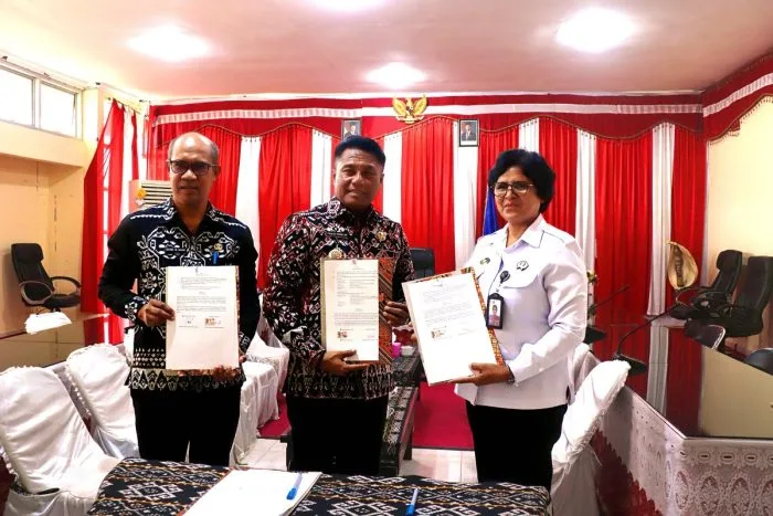 Bupati Rote Ndao, Paulus Henuk, SH (tengah), bersama Kepala BKAD Rote Ndao, Daniel Nalle, S.Pt (kiri), dan Kepala Bapas Kelas II Kupang, Maria Magdalena Nahak, S.Sos (kanan), berpose usai menandatangani Perjanjian Kerja Sama tentang Pelaksanaan Pidana Kerja Sosial dan Pidana Pelayanan Masyarakat | Foto/dkisp_rotendao