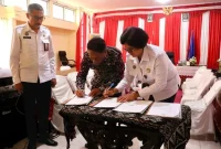 Bupati Rote Ndao, Paulus Henuk,SH serta Kepala Bapas Kelas II Kupang, Maria Magdalena Nahak, S.Sos saat menandatangani Perjanjian Kerja Sama Pelaksanaan Pidana Kerja Sosial dan Pidana Pelayanan Masyarakat | Foto/dkisp_rotendao