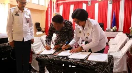 Bupati Rote Ndao, Paulus Henuk,SH serta Kepala Bapas Kelas II Kupang, Maria Magdalena Nahak, S.Sos saat menandatangani Perjanjian Kerja Sama Pelaksanaan Pidana Kerja Sosial dan Pidana Pelayanan Masyarakat | Foto/dkisp_rotendao