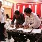 Bupati Rote Ndao, Paulus Henuk,SH serta Kepala Bapas Kelas II Kupang, Maria Magdalena Nahak, S.Sos saat menandatangani Perjanjian Kerja Sama Pelaksanaan Pidana Kerja Sosial dan Pidana Pelayanan Masyarakat | Foto/dkisp_rotendao