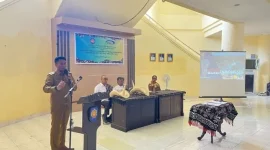 Bupati Rote Ndao Paulus Henuk, SH memberikan sambutan dalam kegiatan penandatanganan Nota Kesepakatan antara Pemkab Rote Ndao dan BPKP Provinsi NTT tentang peningkatan tata kelola pemerintahan yang baik. FOTO/bidkomDKSIProtendao