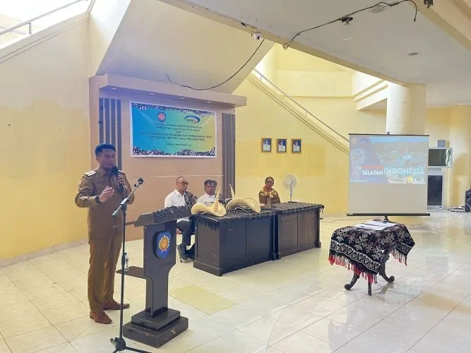 Bupati Rote Ndao Paulus Henuk, SH memberikan sambutan dalam kegiatan penandatanganan Nota Kesepakatan antara Pemkab Rote Ndao dan BPKP Provinsi NTT tentang peningkatan tata kelola pemerintahan yang baik. FOTO/bidkomDKSIProtendao