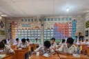 Siswa-siswi tengah mengikuti kegiatan belajar di sebuah ruang kelas dengan latar belakang tabel periodik unsur kimia yang menghiasi dinding | Foto: dok. istimewa