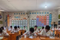 Siswa-siswi tengah mengikuti kegiatan belajar di sebuah ruang kelas dengan latar belakang tabel periodik unsur kimia yang menghiasi dinding | Foto: dok. istimewa
