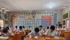 Siswa-siswi tengah mengikuti kegiatan belajar di sebuah ruang kelas dengan latar belakang tabel periodik unsur kimia yang menghiasi dinding | Foto: dok. istimewa