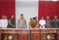Penandatanganan Komitmen Bersama oleh Bupati Rote Ndao Paulus Henuk, Wakil Bupati Apremoi D. Dethan dan Forkorda | Foto: Bidkom_DKISP Rote Ndao