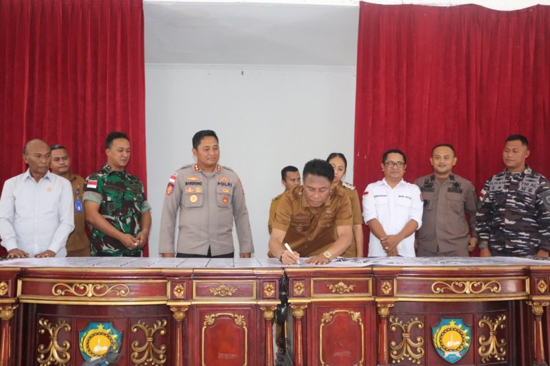 Penandatanganan Komitmen Bersama oleh Bupati Rote Ndao Paulus Henuk, Wakil Bupati Apremoi D. Dethan dan Forkorda | Foto: Bidkom_DKISP Rote Ndao