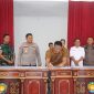 Penandatanganan Komitmen Bersama oleh Bupati Rote Ndao Paulus Henuk, Wakil Bupati Apremoi D. Dethan dan Forkorda | Foto: Bidkom_DKISP Rote Ndao