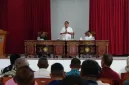 Gubernur NTT Melki Laka Lena (tengah)saat bertemu dengan pejabat daerah di Kabupaten Rote Ndao, Sabtu (20/9/2025) | Foto: mll