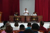 Gubernur NTT Melki Laka Lena (tengah)saat bertemu dengan pejabat daerah di Kabupaten Rote Ndao, Sabtu (20/9/2025) | Foto: mll