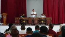 Gubernur NTT Melki Laka Lena (tengah)saat bertemu dengan pejabat daerah di Kabupaten Rote Ndao, Sabtu (20/9/2025) | Foto: mll