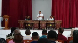 Gubernur NTT Melki Laka Lena (tengah)saat bertemu dengan pejabat daerah di Kabupaten Rote Ndao, Sabtu (20/9/2025) | Foto: mll