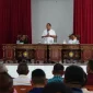 Gubernur NTT Melki Laka Lena (tengah)saat bertemu dengan pejabat daerah di Kabupaten Rote Ndao, Sabtu (20/9/2025) | Foto: mll