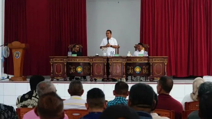 Gubernur NTT Melki Laka Lena (tengah)saat bertemu dengan pejabat daerah di Kabupaten Rote Ndao, Sabtu (20/9/2025) | Foto: mll