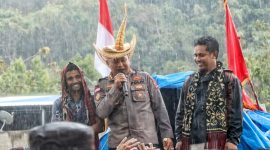 Kapolres Rote Ndao AKBP Mardiono.,S.ST.,M.K.P menemui aksi.masa unjuk rasa damai didepan Mapolres Rote Ndao, Senin (08/09/2025) | Foto: Humas Polres Rote Ndao/tribrata.