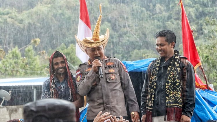 Kapolres Rote Ndao AKBP Mardiono.,S.ST.,M.K.P menemui aksi.masa unjuk rasa damai didepan Mapolres Rote Ndao, Senin (08/09/2025) | Foto: Humas Polres Rote Ndao/tribrata.