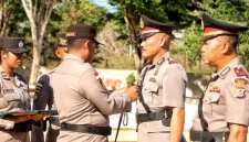 Kapolres Rote Ndao AKBP Mardiono,S.ST.,M.K.P Memimpin Upacara Sertijab Kabag SDM dan Pelantikan Kasi Humas Polres Rote Ndao, Senin (15/08/2025) | Foto: Dok. Humas Polres Rote Ndao