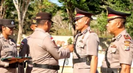 Kapolres Rote Ndao AKBP Mardiono,S.ST.,M.K.P Memimpin Upacara Sertijab Kabag SDM dan Pelantikan Kasi Humas Polres Rote Ndao, Senin (15/08/2025) | Foto: Dok. Humas Polres Rote Ndao