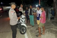 Kegiatan preventif yang dilaksanakan oleh Personel Polsek Pantai Baru Aipda Marthen Dae Panie.,S.H bersama Brigpol Riman Panie dan Bripda Imam Sofyan | Foto: Dok. Humas Polres Rote Ndao