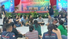 Suasana kolaboratif dalam salah satu sesi Pesta Pendidikan Rote Malole 2025. Para guru yang tergabung dalam gerakan Guru Rote Belajar (GRB) berdiskusi aktif untuk berbagi praktik baik dan meningkatkan kapasitas sebagai pendidik di Rote Ndao | FOTO\.istimewa