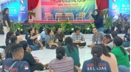 Suasana kolaboratif dalam salah satu sesi Pesta Pendidikan Rote Malole 2025. Para guru yang tergabung dalam gerakan Guru Rote Belajar (GRB) berdiskusi aktif untuk berbagi praktik baik dan meningkatkan kapasitas sebagai pendidik di Rote Ndao | FOTO\.istimewa
