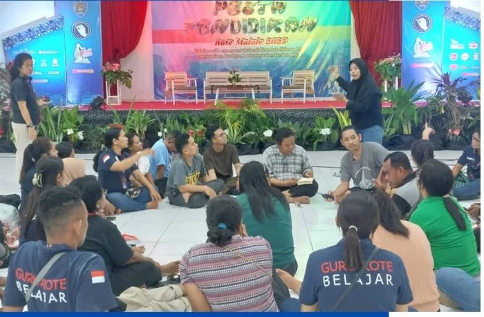Suasana kolaboratif dalam salah satu sesi Pesta Pendidikan Rote Malole 2025. Para guru yang tergabung dalam gerakan Guru Rote Belajar (GRB) berdiskusi aktif untuk berbagi praktik baik dan meningkatkan kapasitas sebagai pendidik di Rote Ndao | FOTO\.istimewa