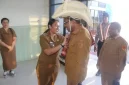 Wakil Gubernur NTT Irjen Pol (Purn) Johni Asadoma, SH,M.Hum saat mengenakan Topi Ti’i Langga dan Selimut Rote. FOTOBidkom_DKISProtendao