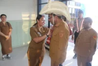 Wakil Gubernur NTT Irjen Pol (Purn) Johni Asadoma, SH,M.Hum saat mengenakan Topi Ti’i Langga dan Selimut Rote. FOTOBidkom_DKISProtendao