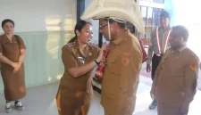 Wakil Gubernur NTT Irjen Pol (Purn) Johni Asadoma, SH,M.Hum saat mengenakan Topi Ti’i Langga dan Selimut Rote. FOTOBidkom_DKISProtendao
